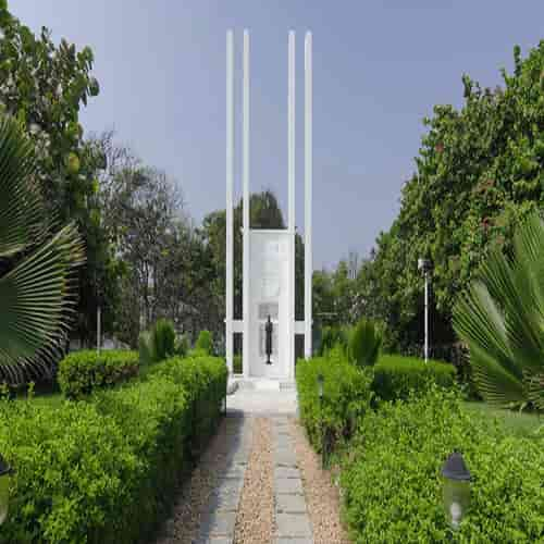 French War Memorial surrounded by greenery